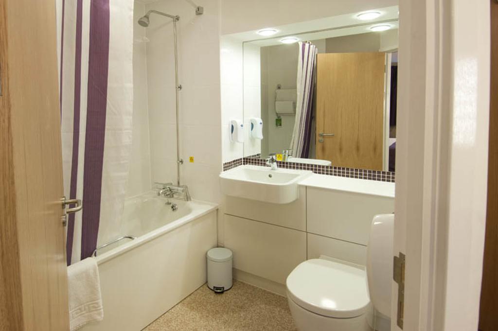 Premier Inn Manchester - Handforth Room photo