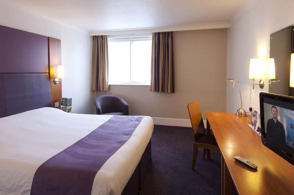 Premier Inn Manchester - Handforth Room photo